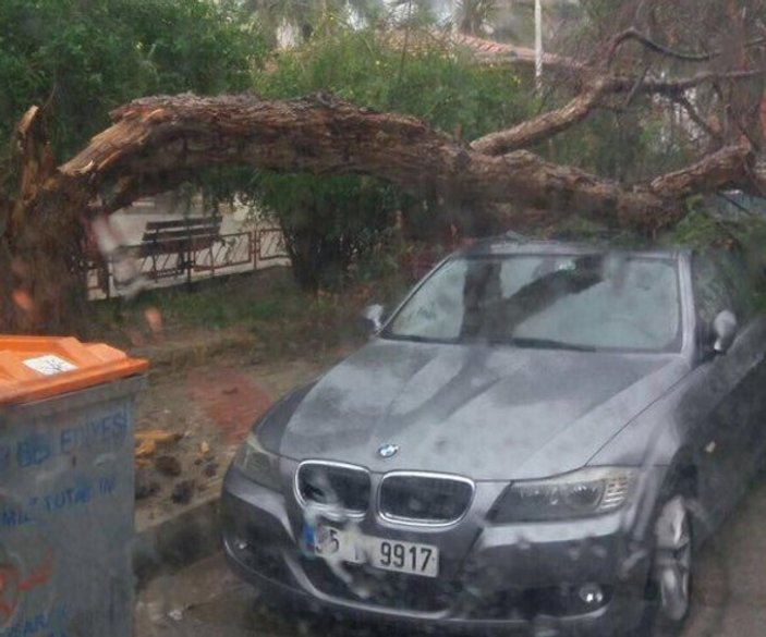 İzmir'i yağmur ve fırtına vurdu