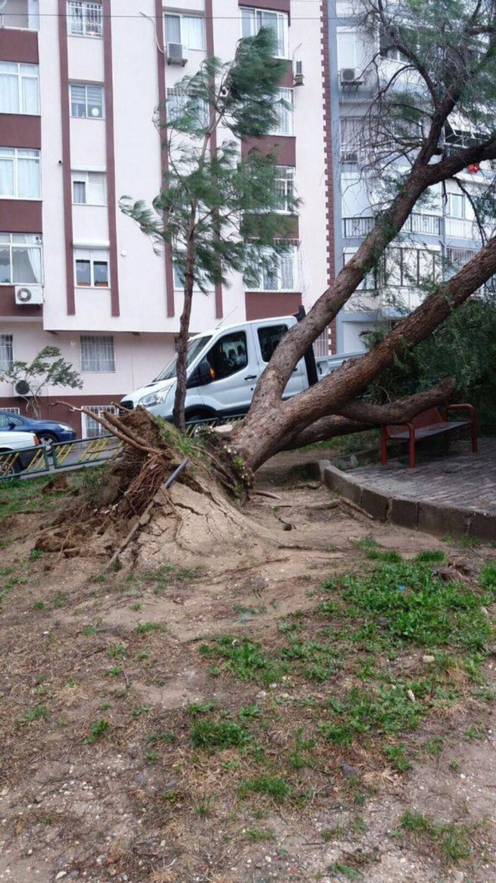 İzmir'i yağmur ve fırtına vurdu