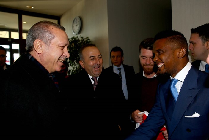 Eto'o Cumhurbaşkanı Erdoğan'a formasını hediye etti