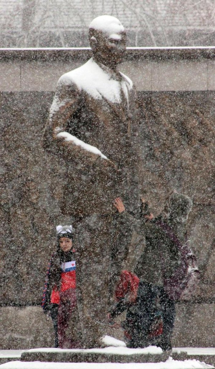 Çocuklar Atatürk heykelinin altında eğlendi