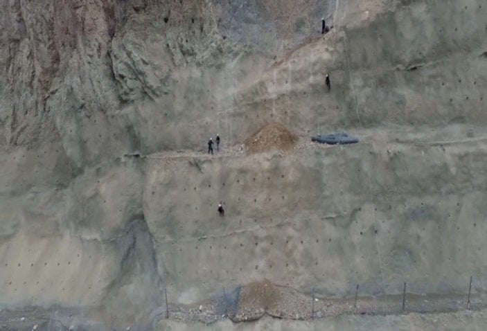 Artvin barajında metrelerce yükseklikte çalışan dağcılar