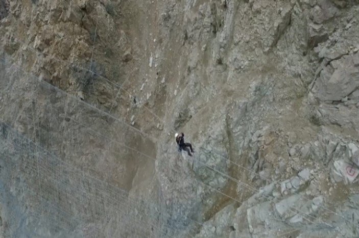 Artvin barajında metrelerce yükseklikte çalışan dağcılar