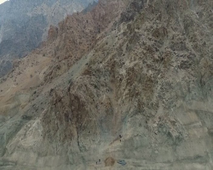 Artvin barajında metrelerce yükseklikte çalışan dağcılar