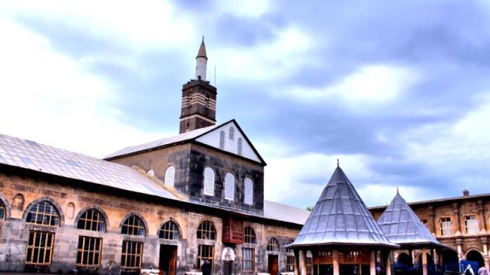 Komutan Ulu Cami'den teröristlere seslendi: Teslim olun