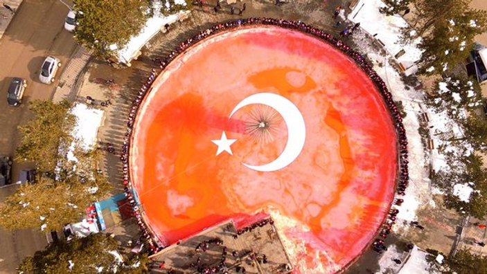 Erzurum'da buzdan Türk bayrağı yaptılar