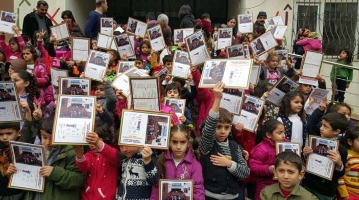 Diyarbakır'da Kürtçe karne dağıtıldı