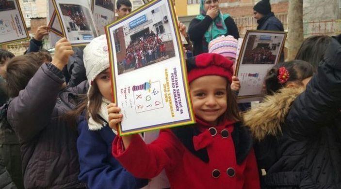 Diyarbakır'da Kürtçe karne dağıtıldı