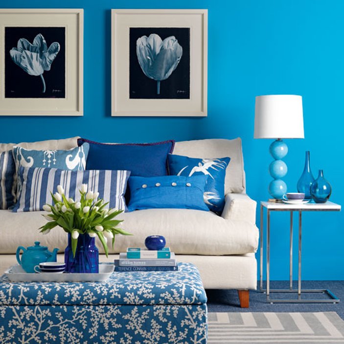 Parlak mavi ile ev dekorasyonu