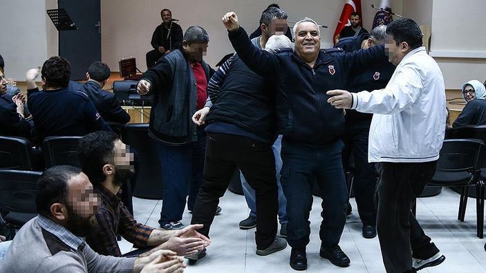 Sincan Cezaevi'nde çiftetelli oynayan mahkumlar