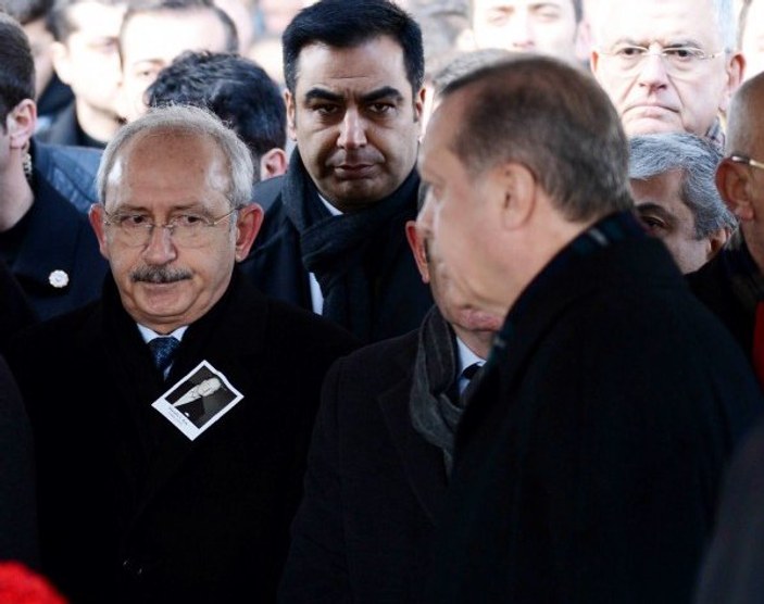 Koç'un cenazesinde Kılıçdaroğlu'nun Erdoğan'a komik bakışı