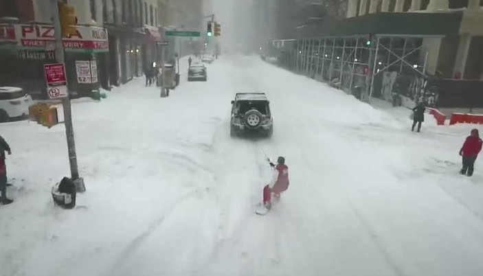 New York sokaklarında snowboard keyfi İZLE