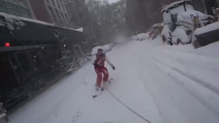 New York sokaklarında snowboard keyfi İZLE