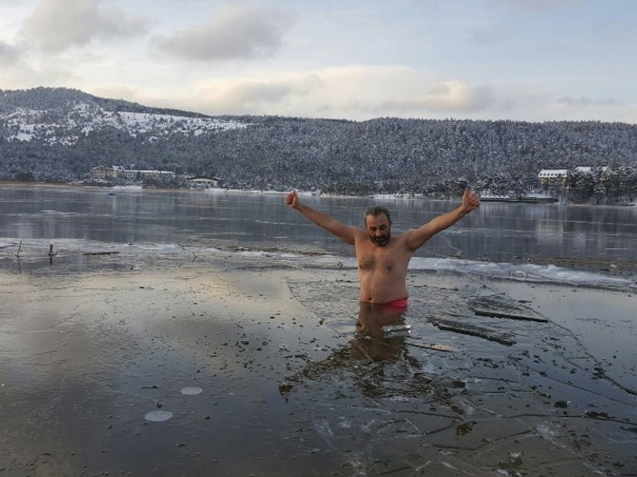 Buz tutmuş Abant Gölü'nde yüzdü