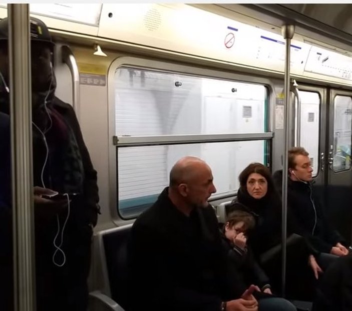 Paris metrosunu trolleyen Adanalı