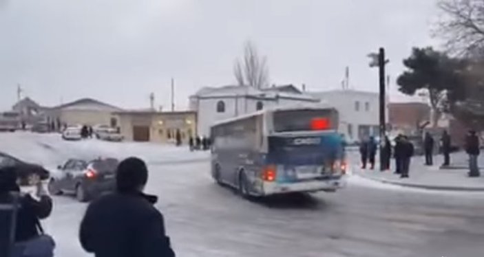 Otobüs buzlu yolda kazadan son anda kurtuldu