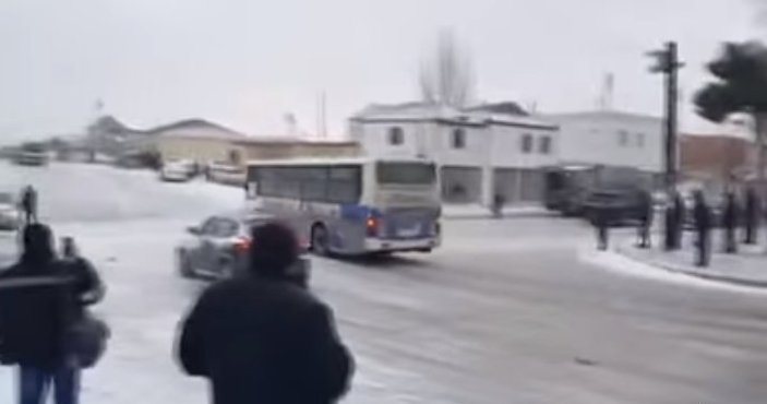 Otobüs buzlu yolda kazadan son anda kurtuldu