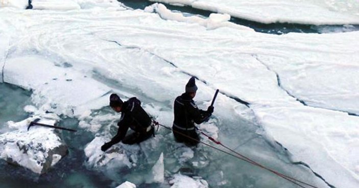 Erzurum'da 11 yaşındaki çocuk buz tutan nehirde kayboldu