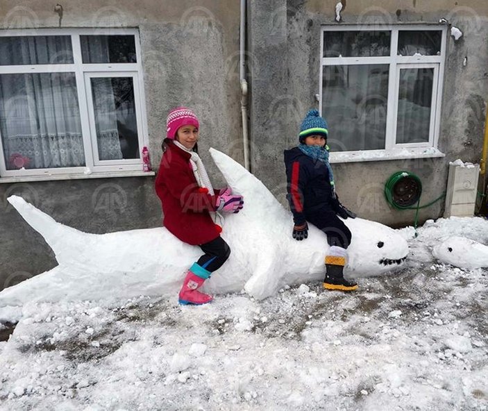 Torunlarına kardan hayvan figürleri yapan Zonguldaklı