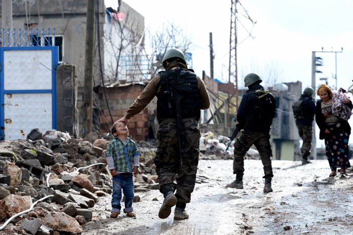 Köşeye sıkışan PKK çocukların eline silah verdi
