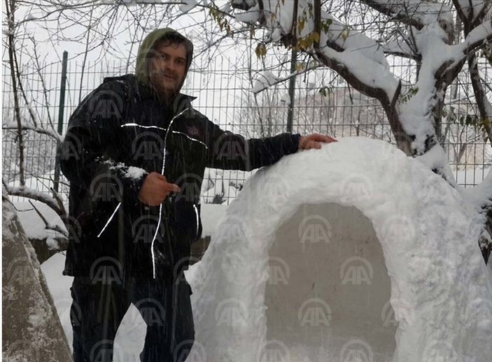 Torunlarına kardan hayvan figürleri yapan Zonguldaklı