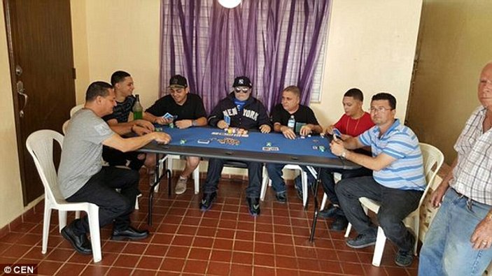 Porto Rikolu kumarbaza poker masasında cenaze töreni