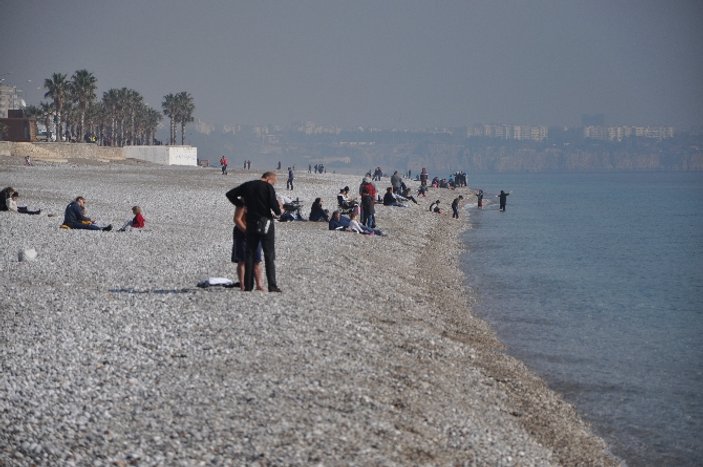 Güneşi gören Antalyalılar denize girdi