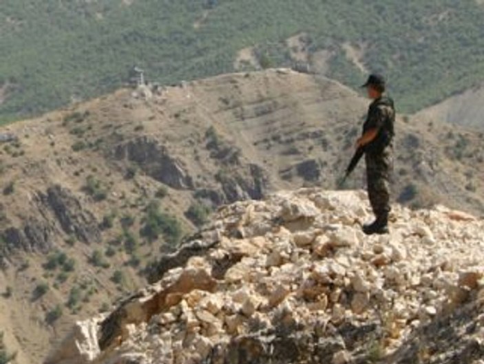 PKK'lılar bir korucuyu ailesinin yanında şehit etti