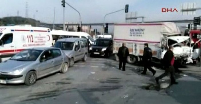 İstanbul'da belediye otobüsü kamyonetle çarpıştı