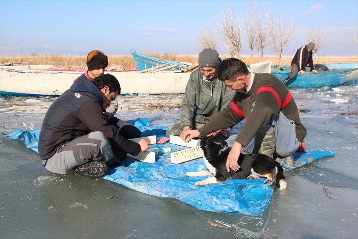 Konyalı balıkçıların buz tutan göl üstünde okey keyfi