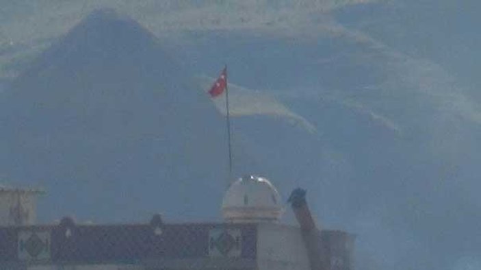 Cizre'de bir mahalleye daha Türk bayrağı çekildi