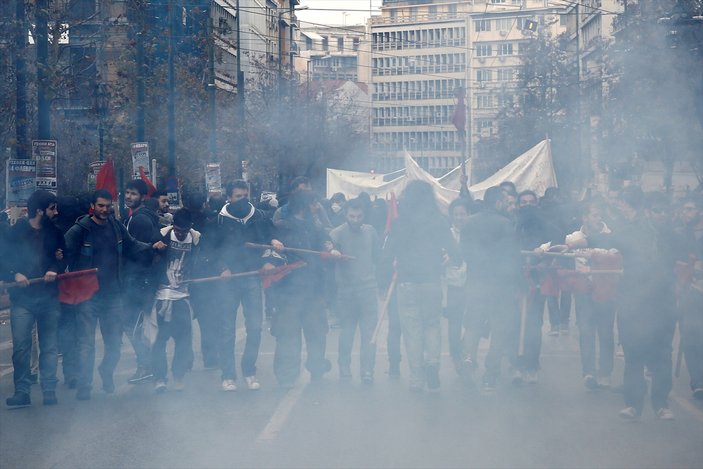 Yunanistan'da sokaklar karıştı