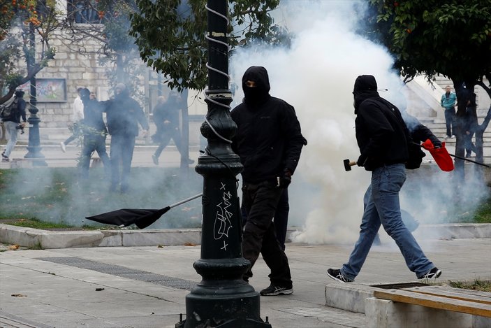 Yunanistan'da sokaklar karıştı