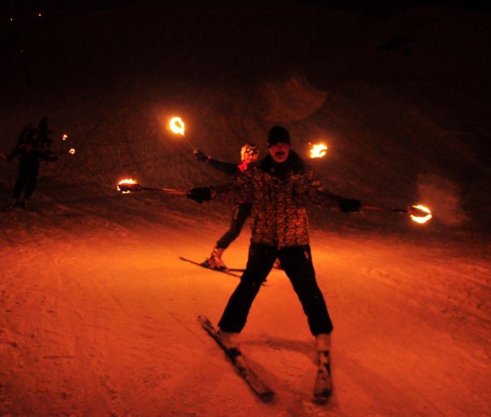 Bitlis'te meşaleli kayak gösterisi