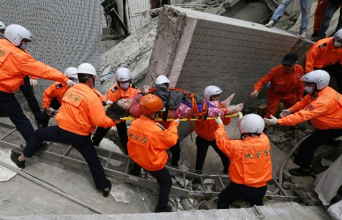 Tayvan'daki depremde bina çöktü: 7 ölü