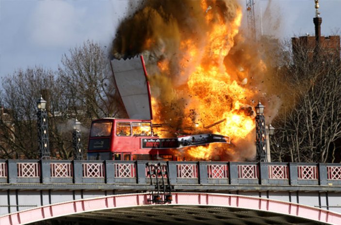 Londra'da film çekimi için patlatılan otobüs panik yarattı