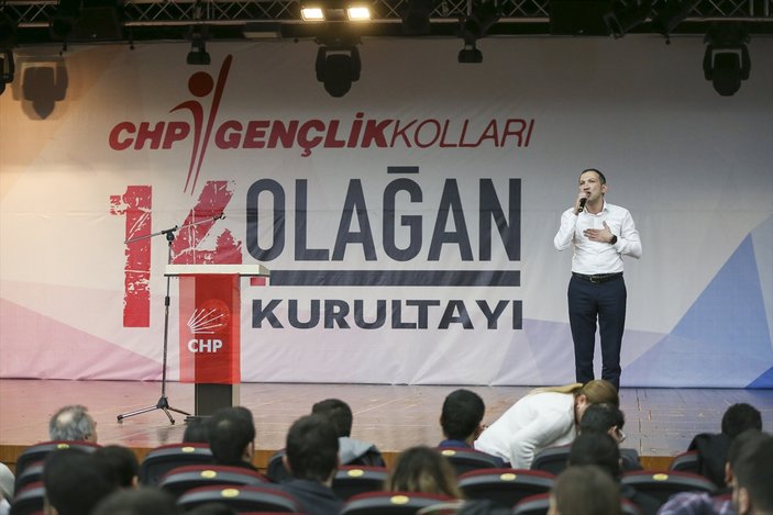 CHP Gençlik Kolları Kurultayı'nda başkan protesto edildi