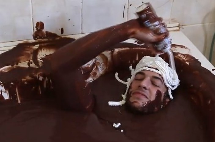 235 kilo çikolata dolu küvette banyo yaptı İZLE