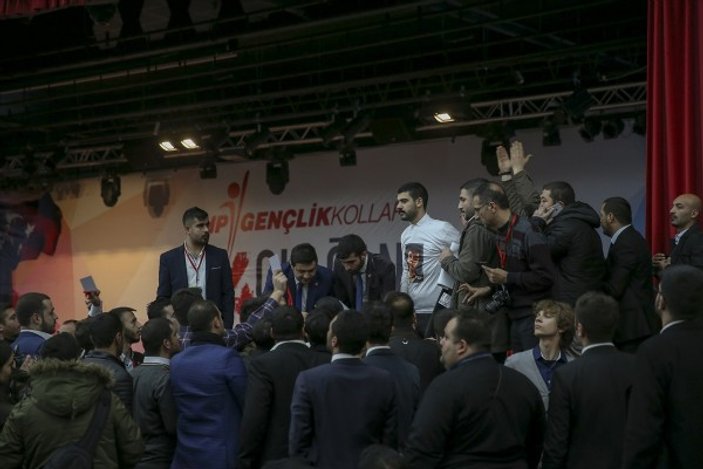 CHP Gençlik Kolları Kurultayı'nda başkan protesto edildi