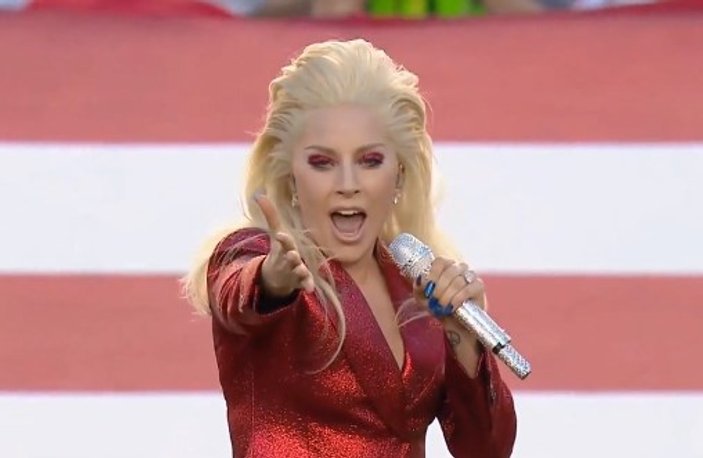 Lady Gaga Super Bowl'da ulusal marş söyledi