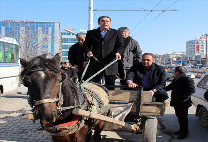 CHP'lilerden trafik sigortasına at arabalı protesto