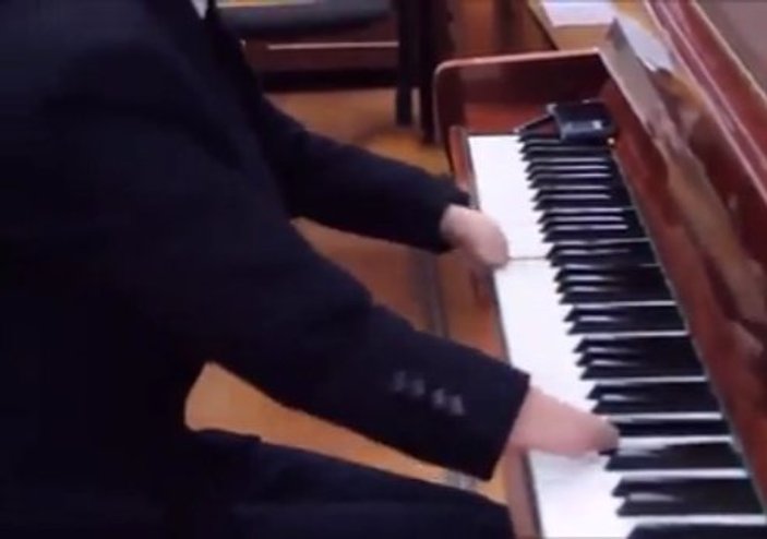 Elleri olmayan gencin piyano performansı İZLE