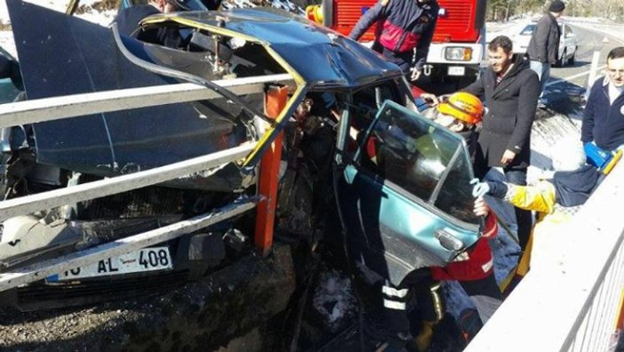 Zonguldak'ta otomobil bariyerlere girdi: 4 yaralı