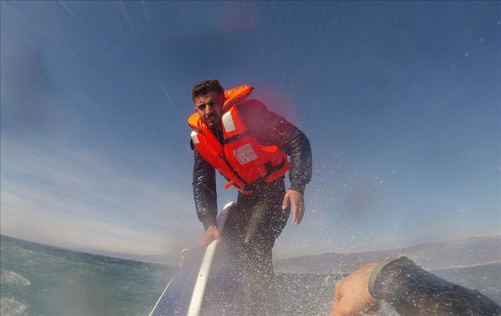 Suriyeli mülteci teknenin burnunda hayata tutundu