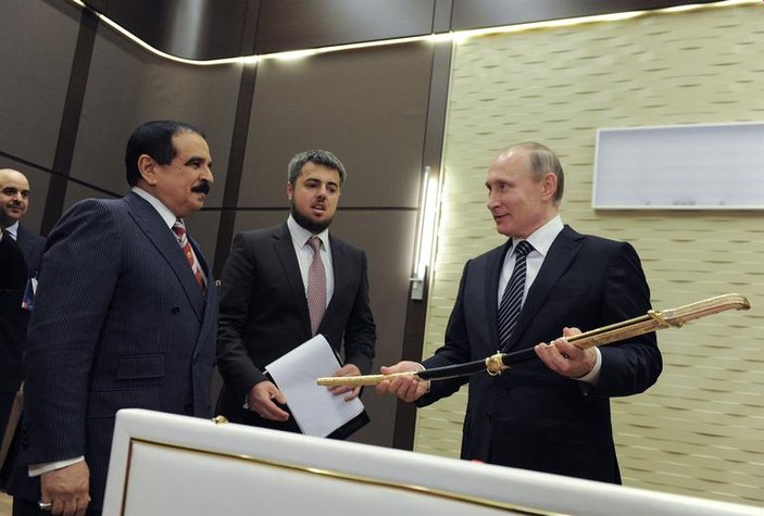 Bahreyn Kralı, Putin'e kılıç hediye etti