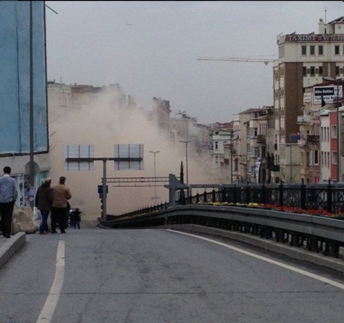 Taksim'de 5 katlı bina çöktü