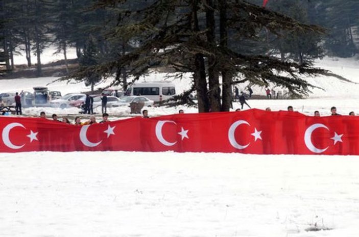 Şehitler için 150 metrelik Türk bayrağı açıldı