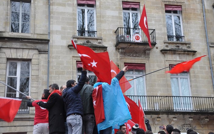 Fransa'da Türkiye'ye destek mitingi