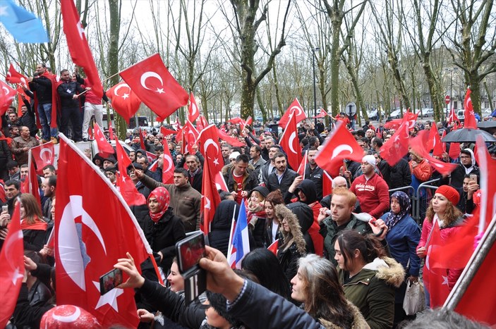 Fransa'da Türkiye'ye destek mitingi