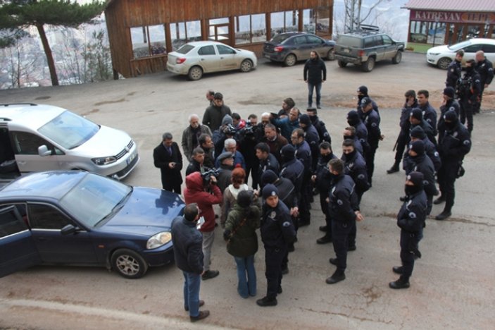 Polis HDP’li vekillerin Artvin'e geçişine izin vermedi