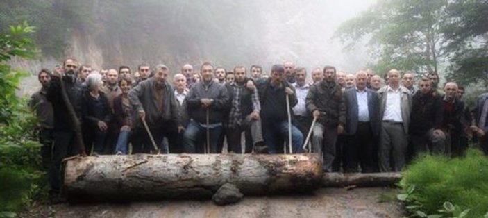 Cerattepe'de polisin yolunu kesmek için ağaç kestiler